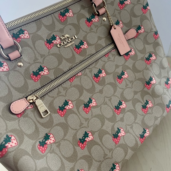 NWT Coach Gallery Tote In Signature Canvas With Strawberry Print - Picture 7 of 10